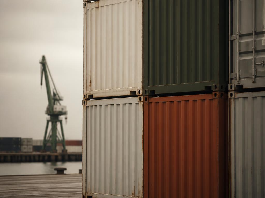 Conteineres empilhados em terminal portuario