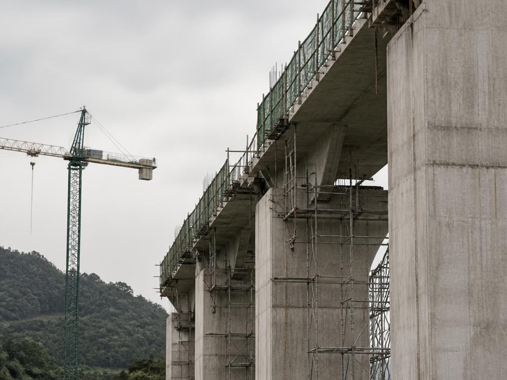 Obra de infraestrutura em concreto com guindaste
